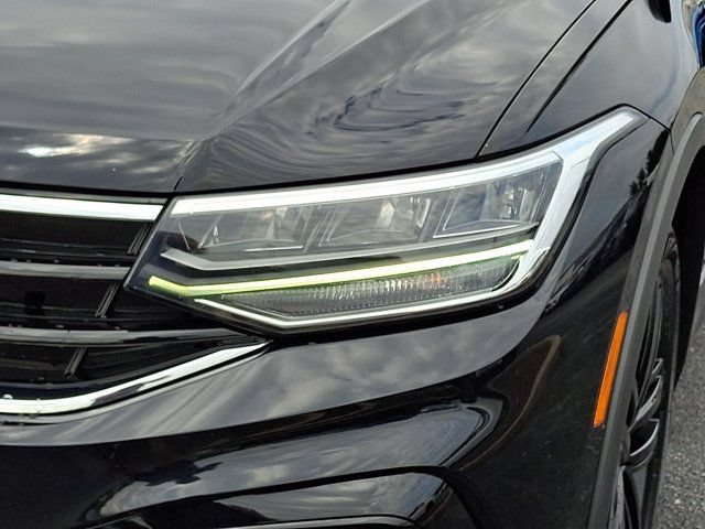 Certified 2022 Volkswagen Tiguan SE R-Line AWD/4WD image 12