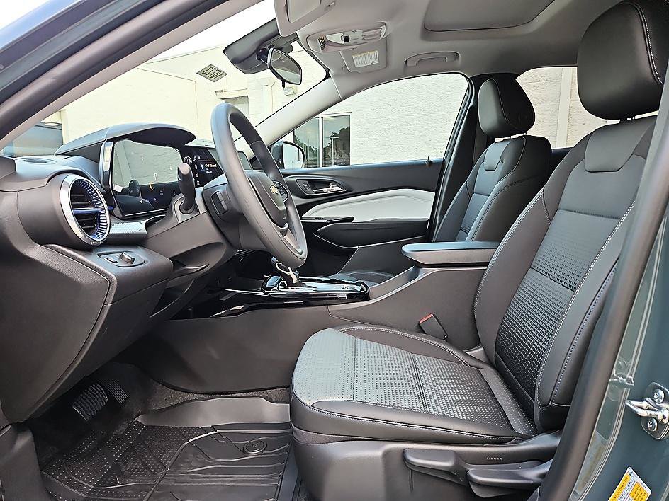 New 2026 Chevrolet Trax LT w/ Sunroof Package FWD image 9
