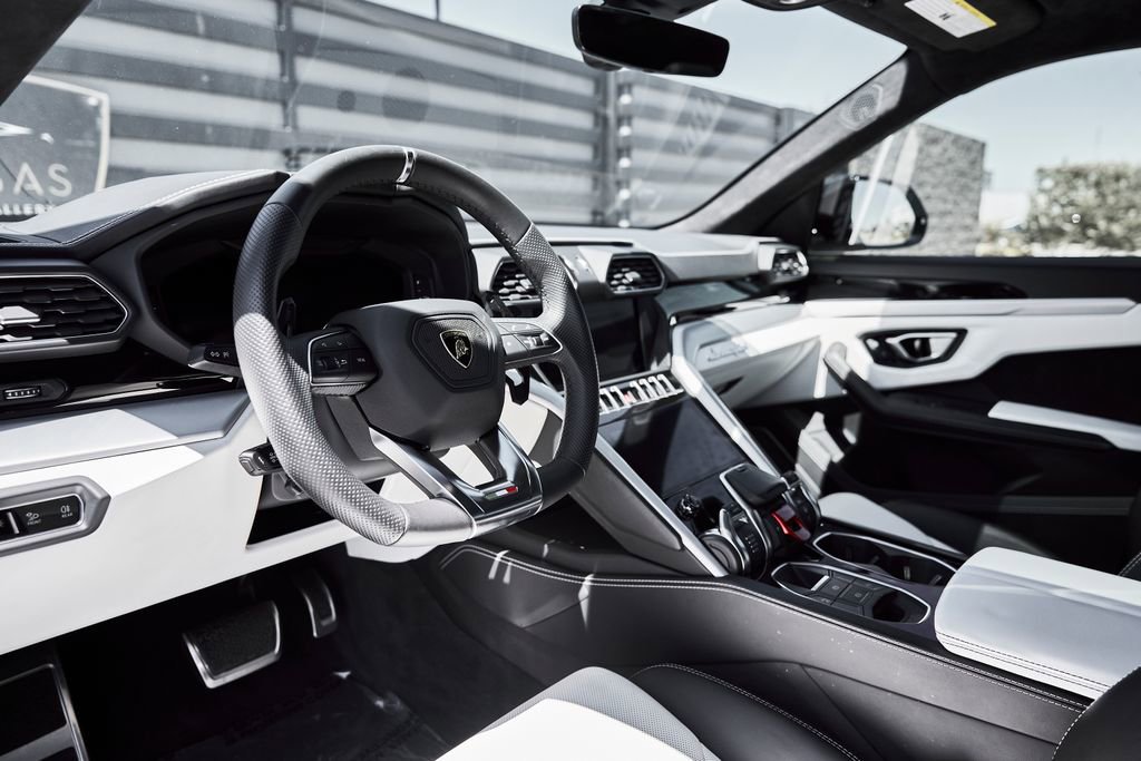 Used 2019 Lamborghini Urus AWD/4WD image 2
