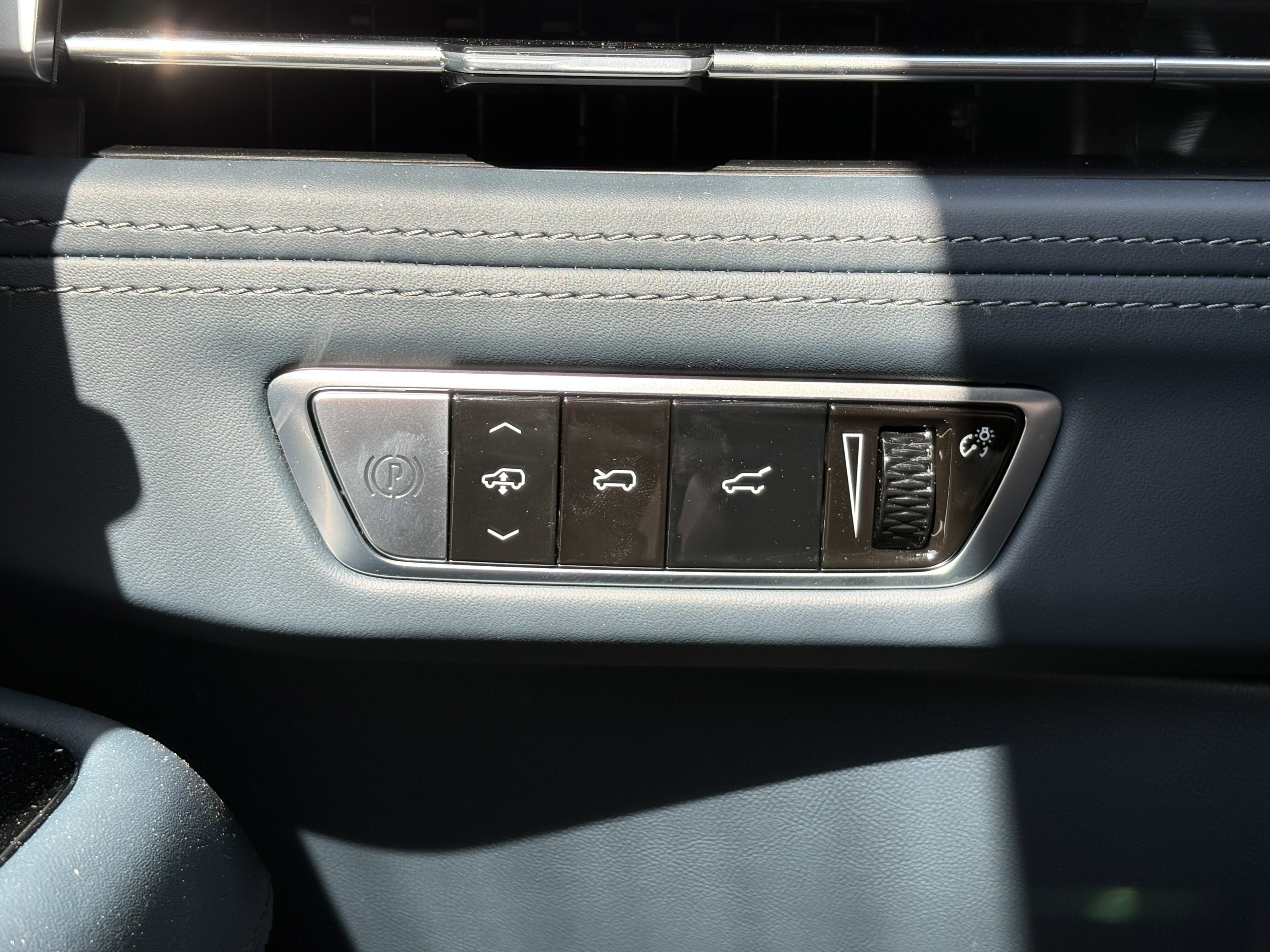 New 2025 Cadillac Escalade IQ Sport 2 w/ LPO, ONYX Package image 32