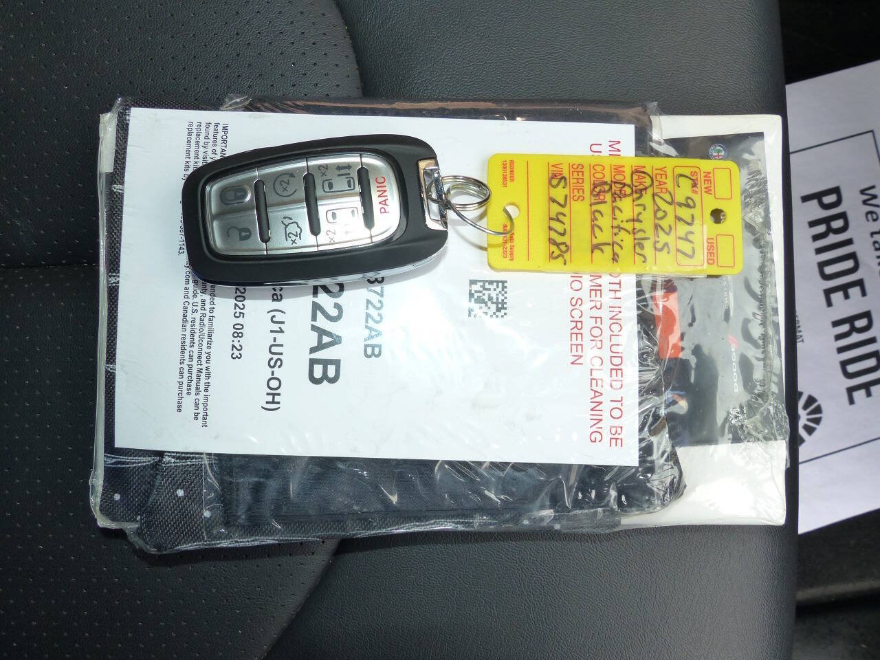 Used 2025 Chrysler Pacifica Select FWD image 36