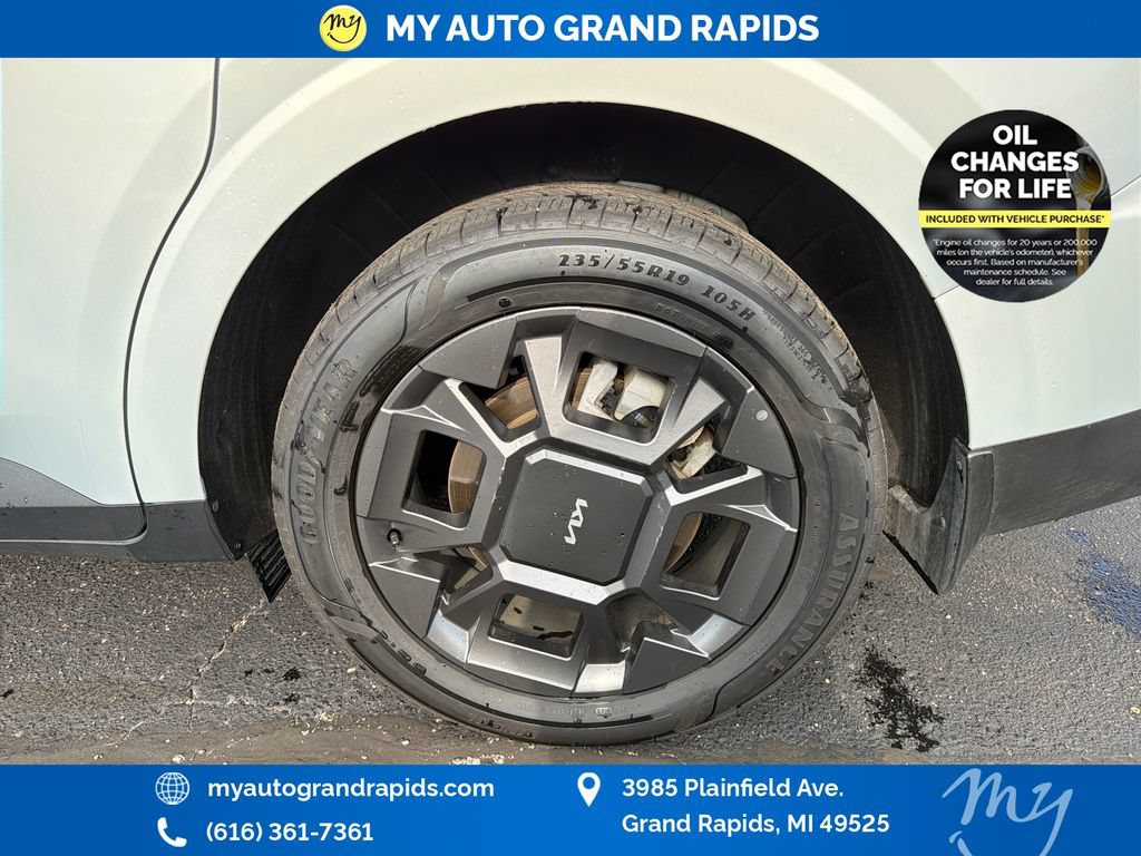 Used 2025 Kia Carnival EX FWD image 31