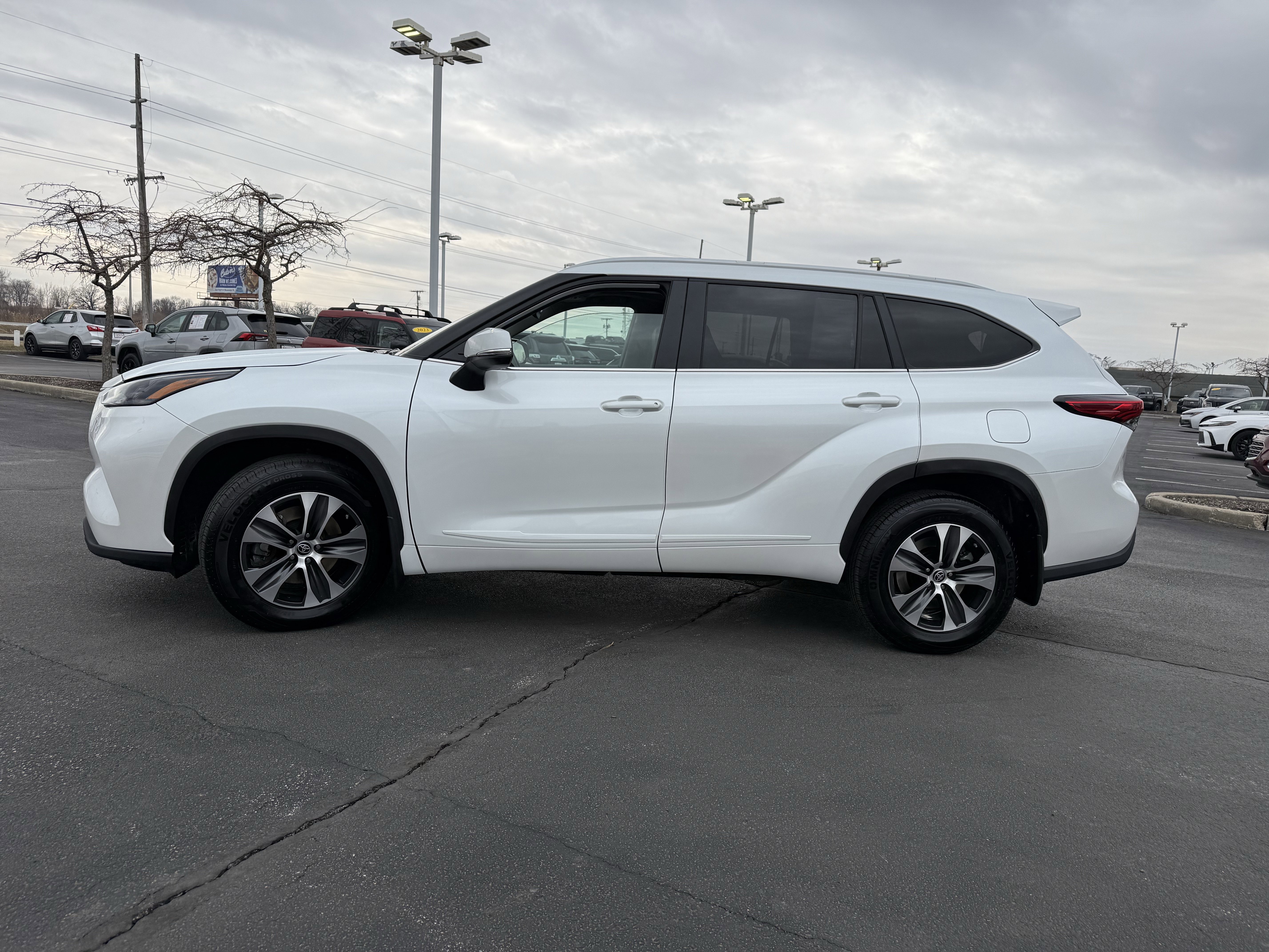 Used 2023 Toyota Highlander XLE image 5
