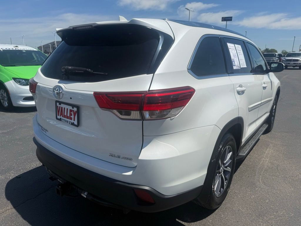 Used 2019 Toyota Highlander XLE AWD/4WD image 3