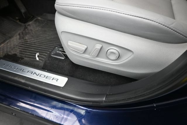 Certified 2024 Toyota Highlander Limited AWD/4WD image 10