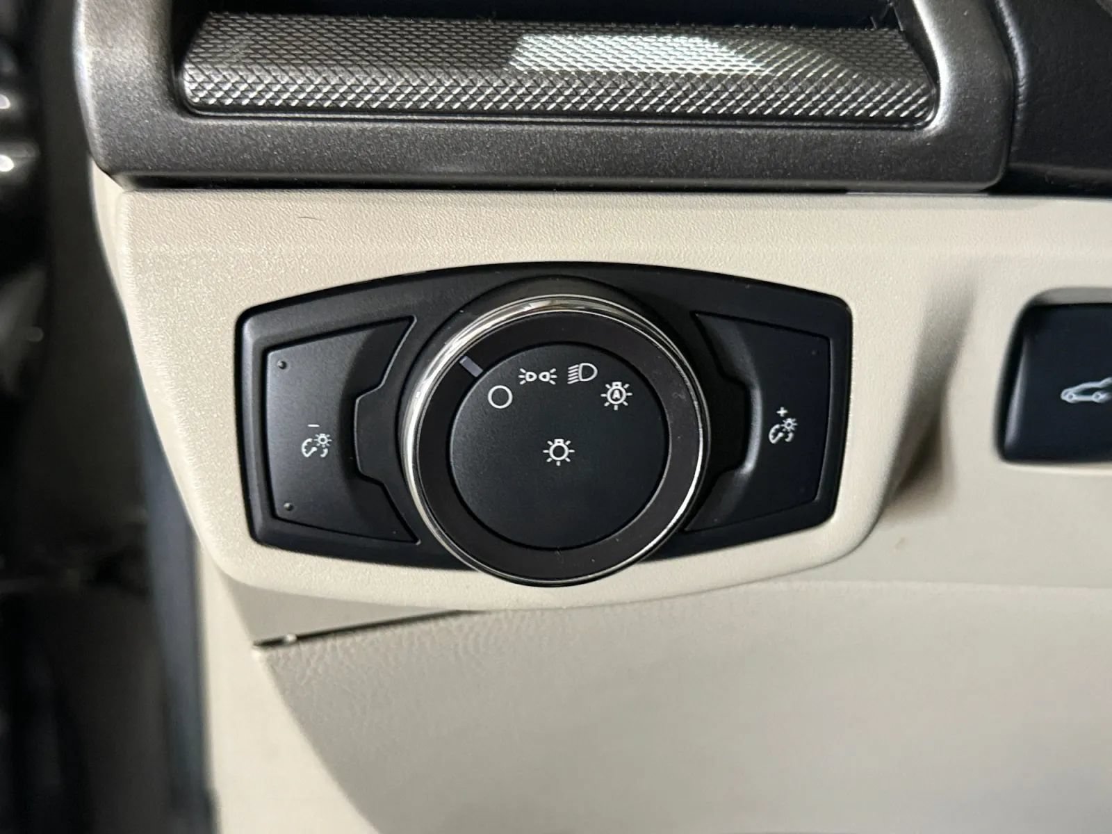 Used 2017 Ford Fusion SE w/ Fusion SE Technology Package FWD image 39