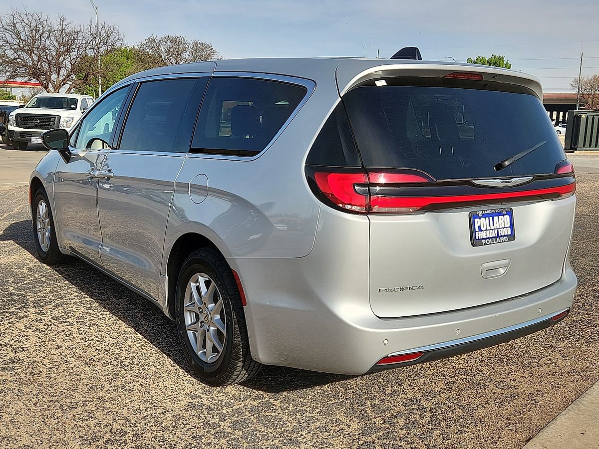 Used 2024 Chrysler Pacifica Touring-L FWD image 2