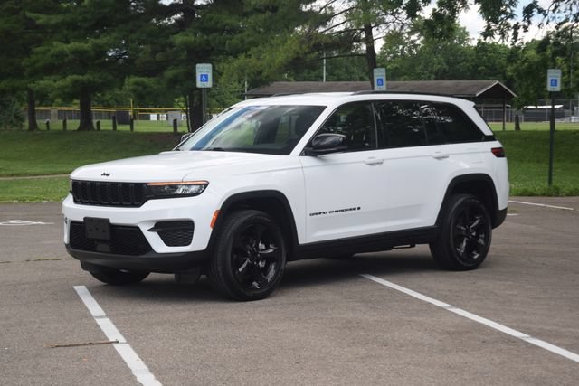 Used 2023 Jeep Grand Cherokee Altitude AWD/4WD image 21