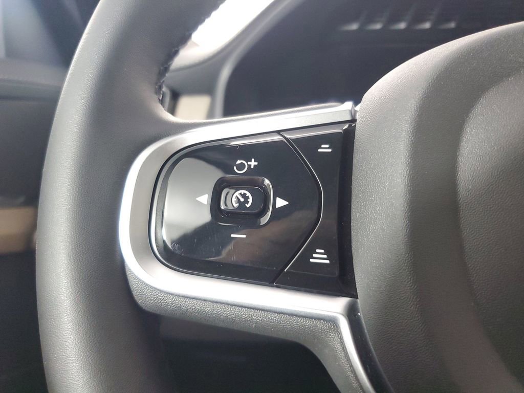 Certified 2025 Volvo XC90 B6 Core w/ Climate Package image 27