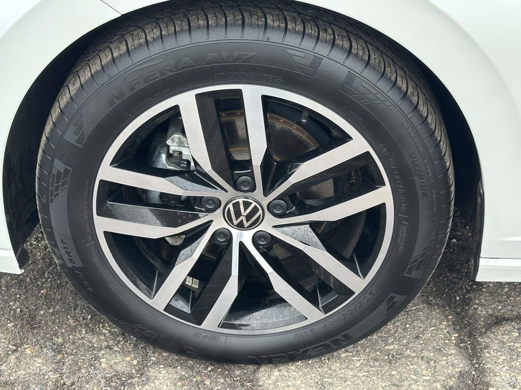 Certified 2025 Volkswagen Jetta SE w/ Sunroof Package image 9