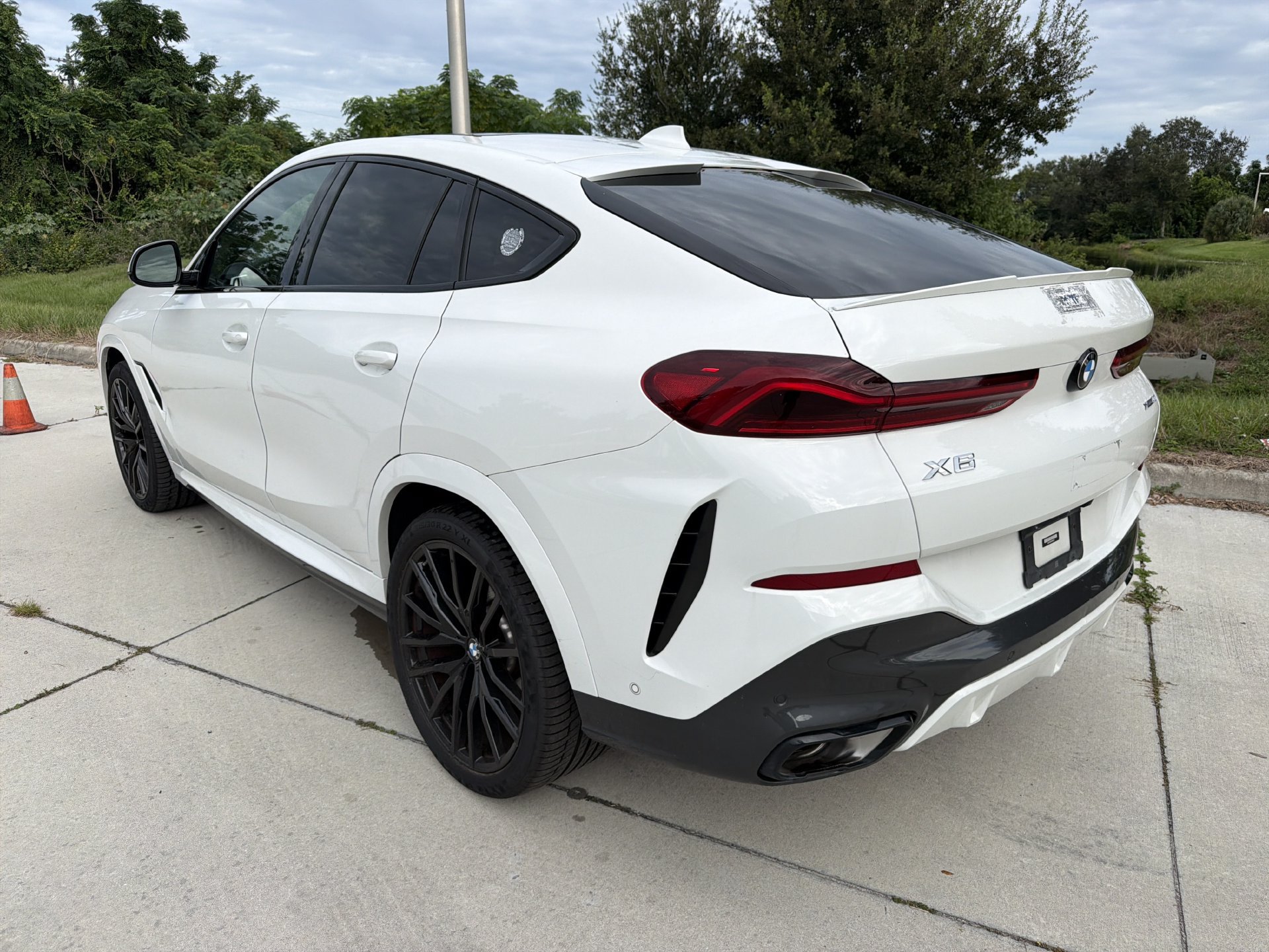Certified 2023 BMW X6 xDrive40i w/ M Sport Package AWD/4WD image 6