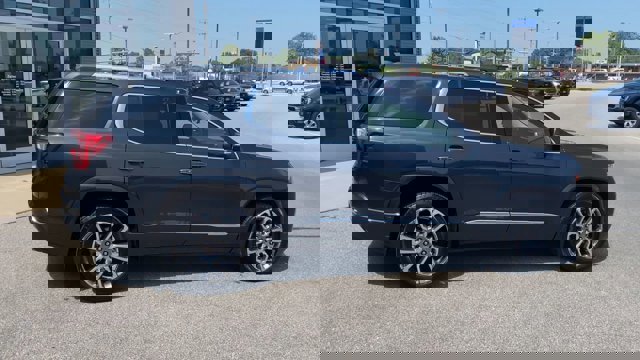 Used 2023 GMC Acadia Denali w/ Denali Ultimate Package image 2