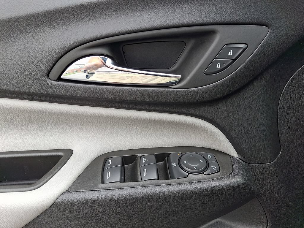 Used 2024 Chevrolet Equinox LS FWD image 14
