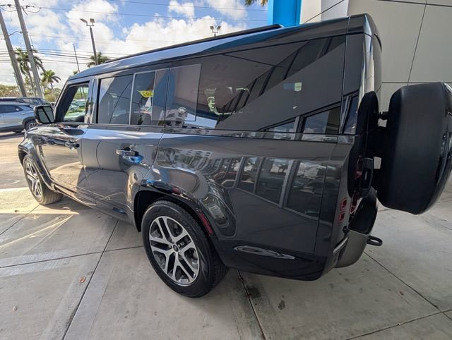 Used 2023 Land Rover Defender 130 X-Dynamic SE image 5