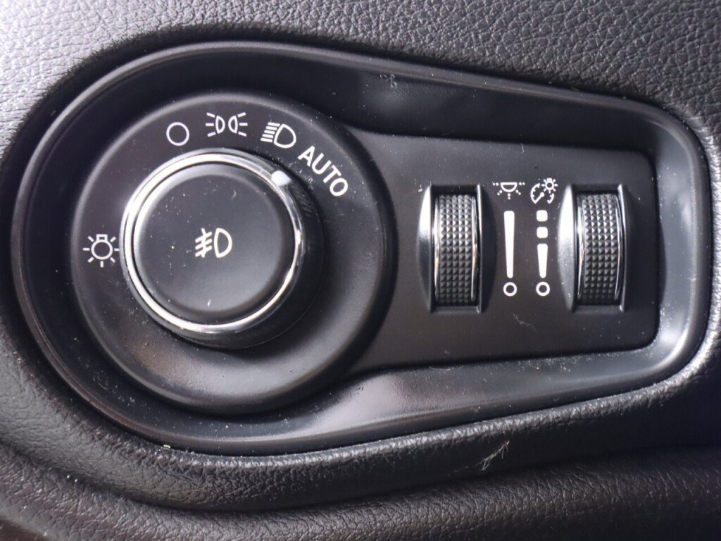 Used 2019 Jeep Renegade Altitude w/ Quick Order Package 2XM FWD image 10