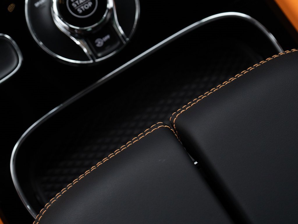 Used 2025 Bentley Bentayga image 33