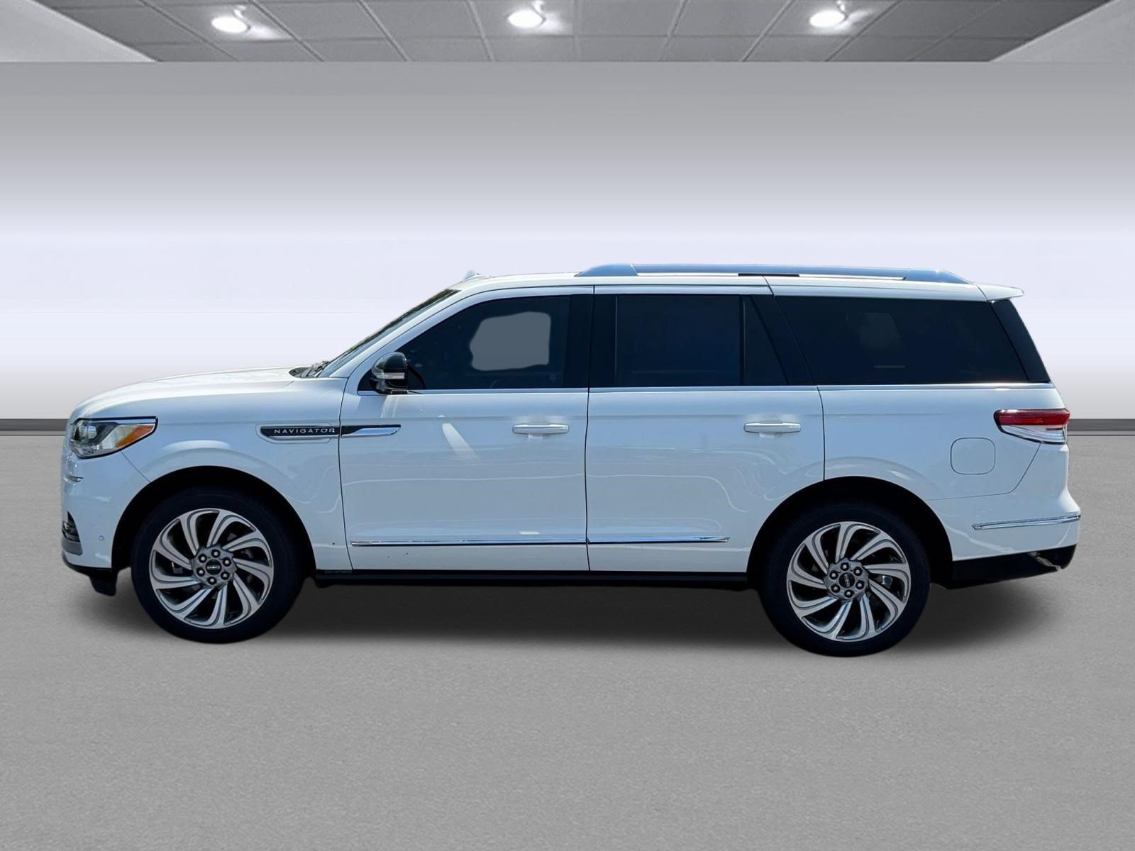 Used 2022 Lincoln Navigator Reserve AWD/4WD image 2