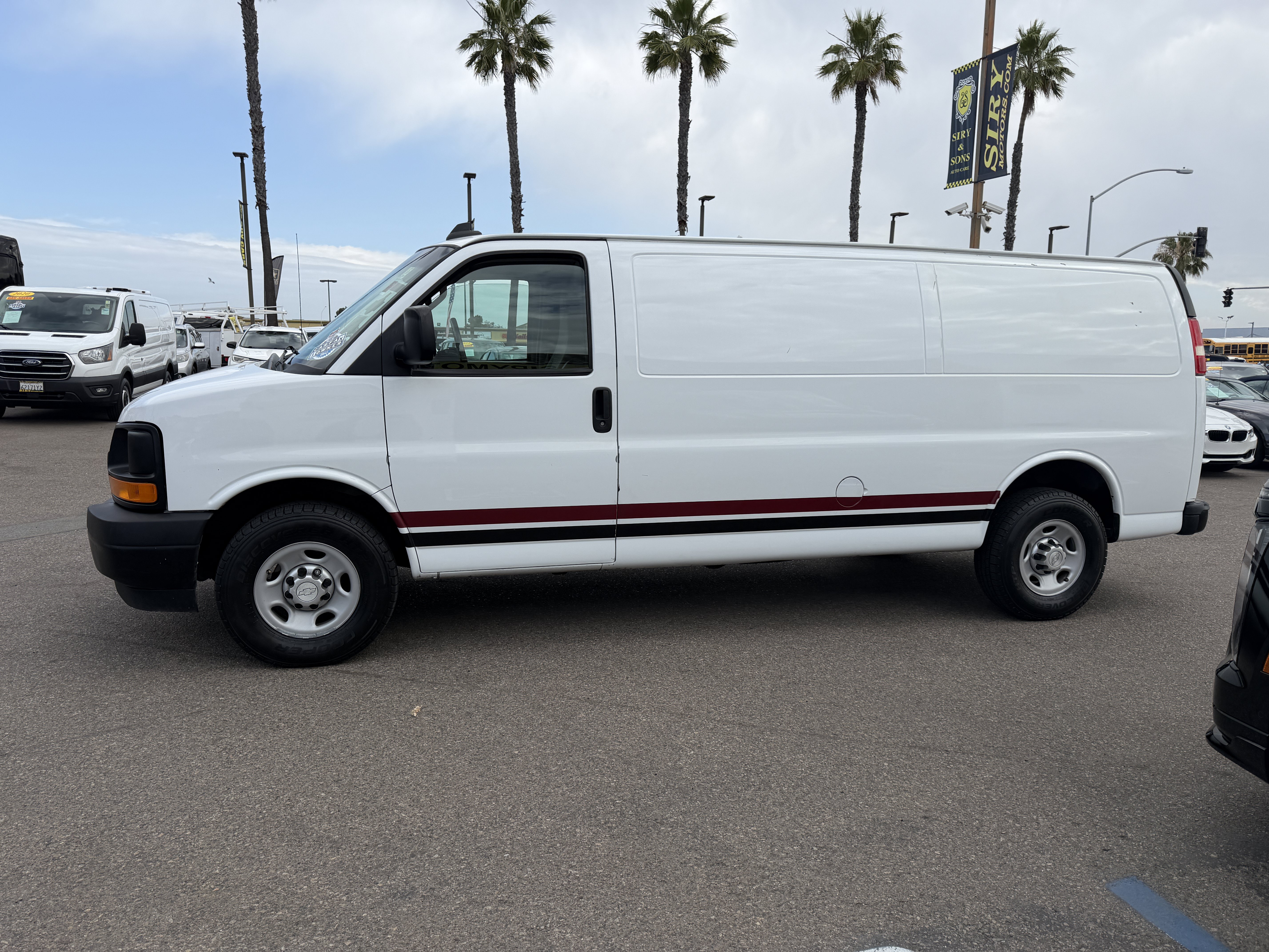 Used 2017 Chevrolet Express 3500 Extended RWD image 6