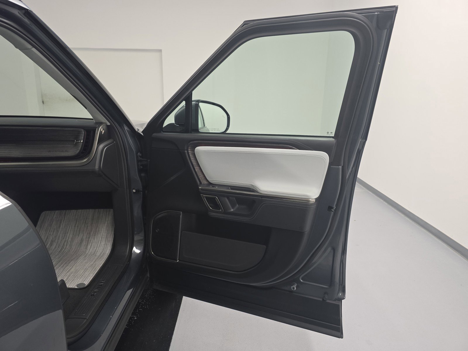 Used 2023 Rivian R1S Adventure AWD/4WD image 18