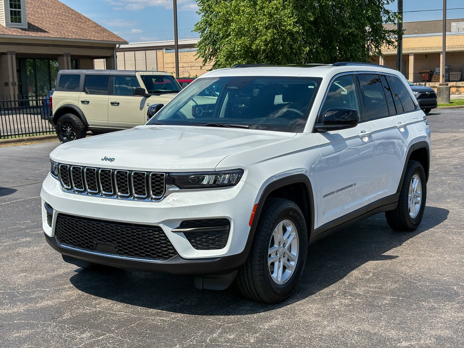 Used 2023 Jeep Grand Cherokee Laredo w/ Luxury Tech Group I AWD/4WD image 5
