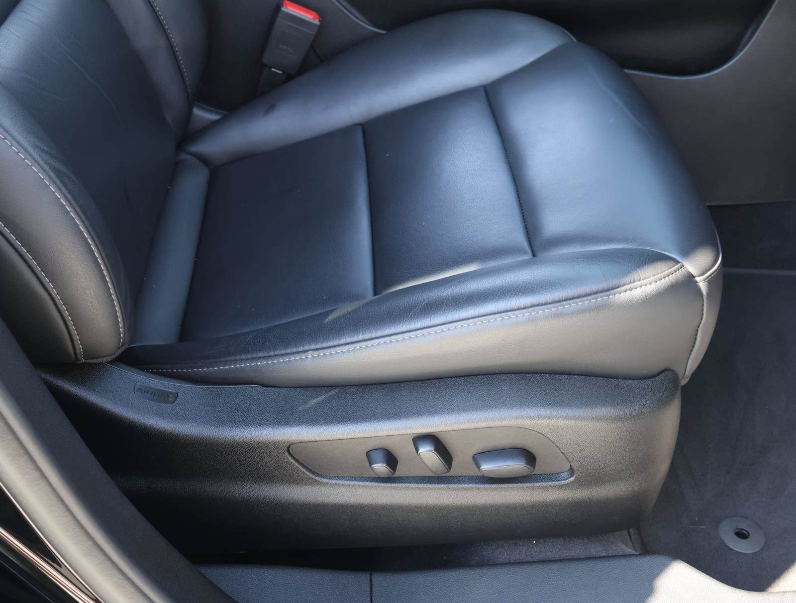 Used 2023 Cadillac XT4 Luxury w/ Cold Weather Package FWD image 23