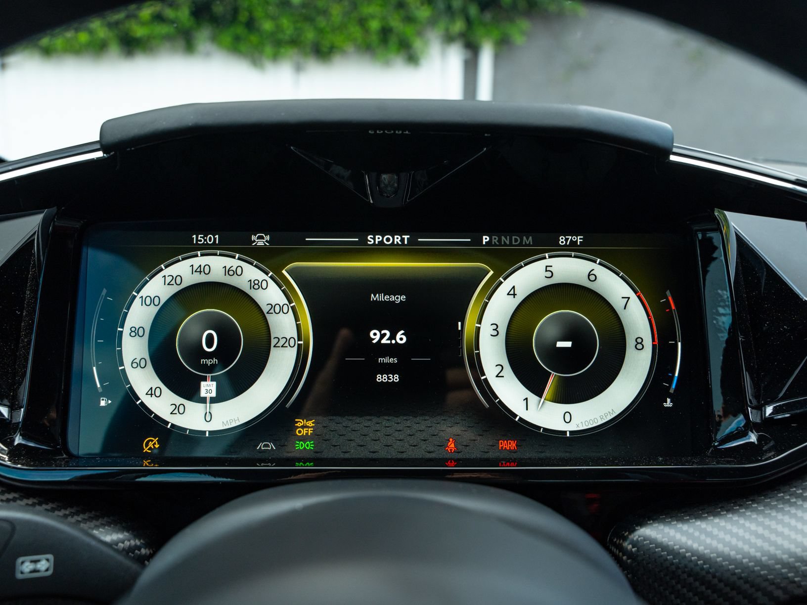 Used 2025 Aston Martin V8 Vantage Coupe RWD image 6