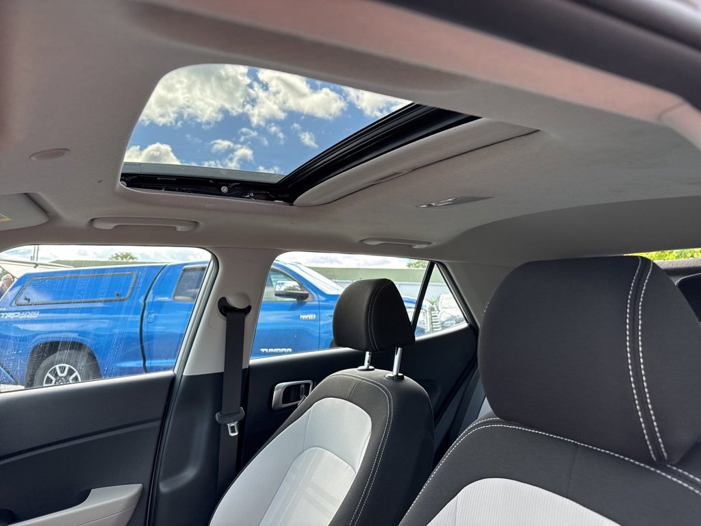 Used 2023 Hyundai Venue SEL image 14