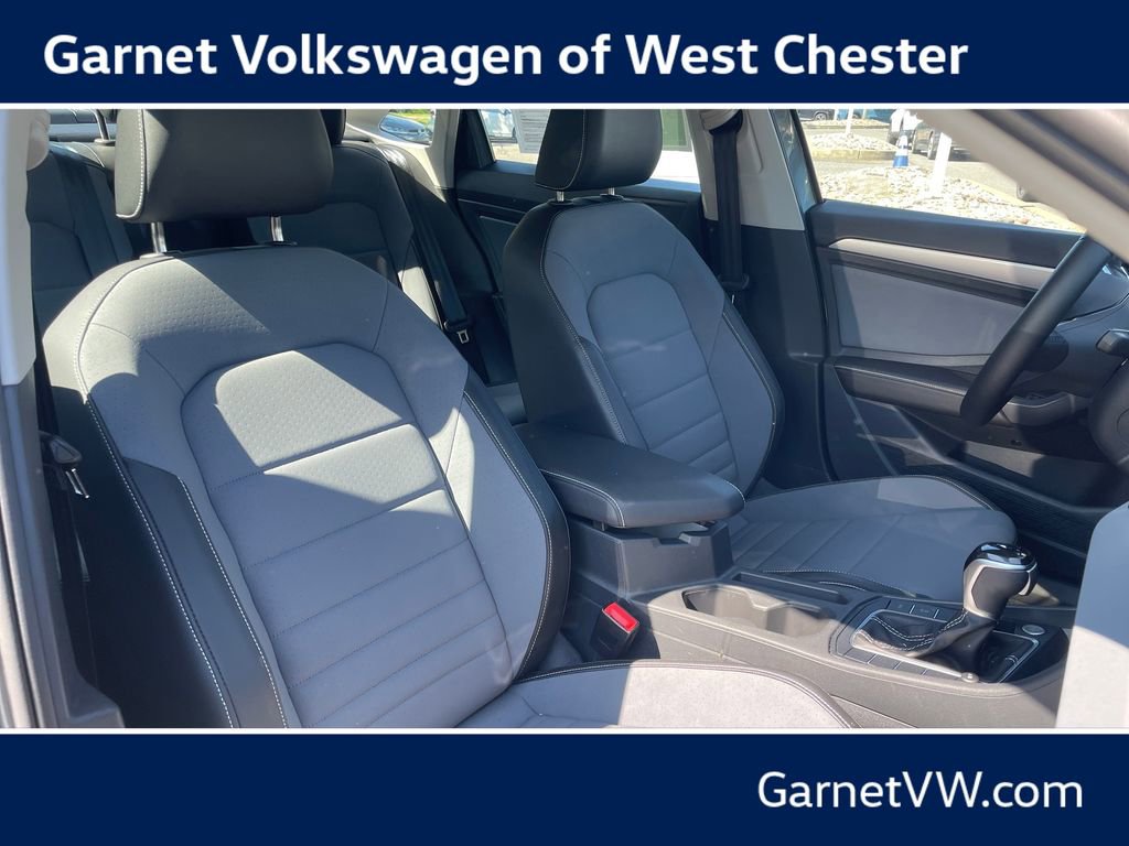 Certified 2025 Volkswagen Jetta SE w/ Black Wheel Package FWD image 31