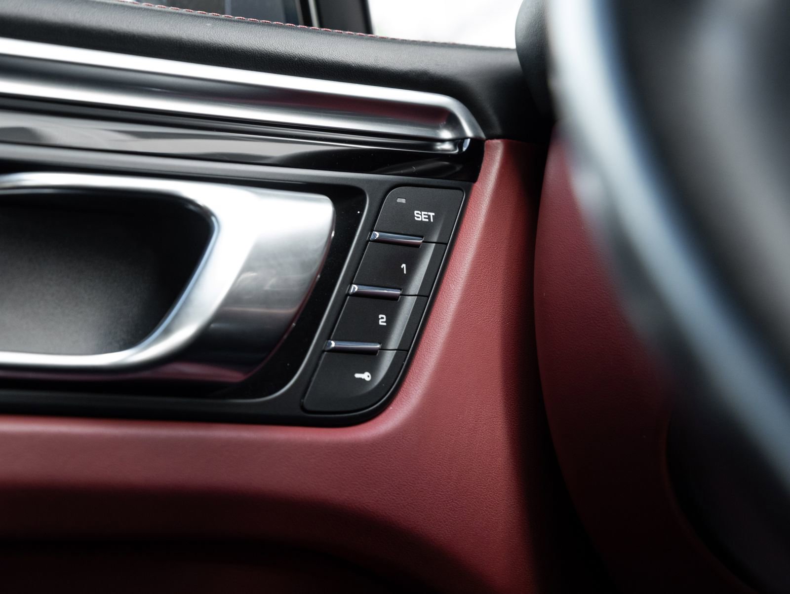 Certified 2023 Porsche Macan S AWD/4WD image 18