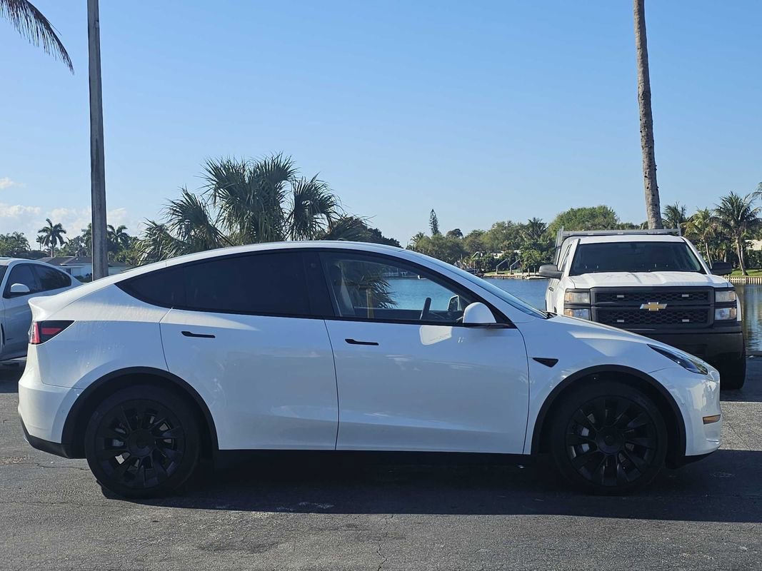 Used 2022 Tesla Model Y Long Range image 17