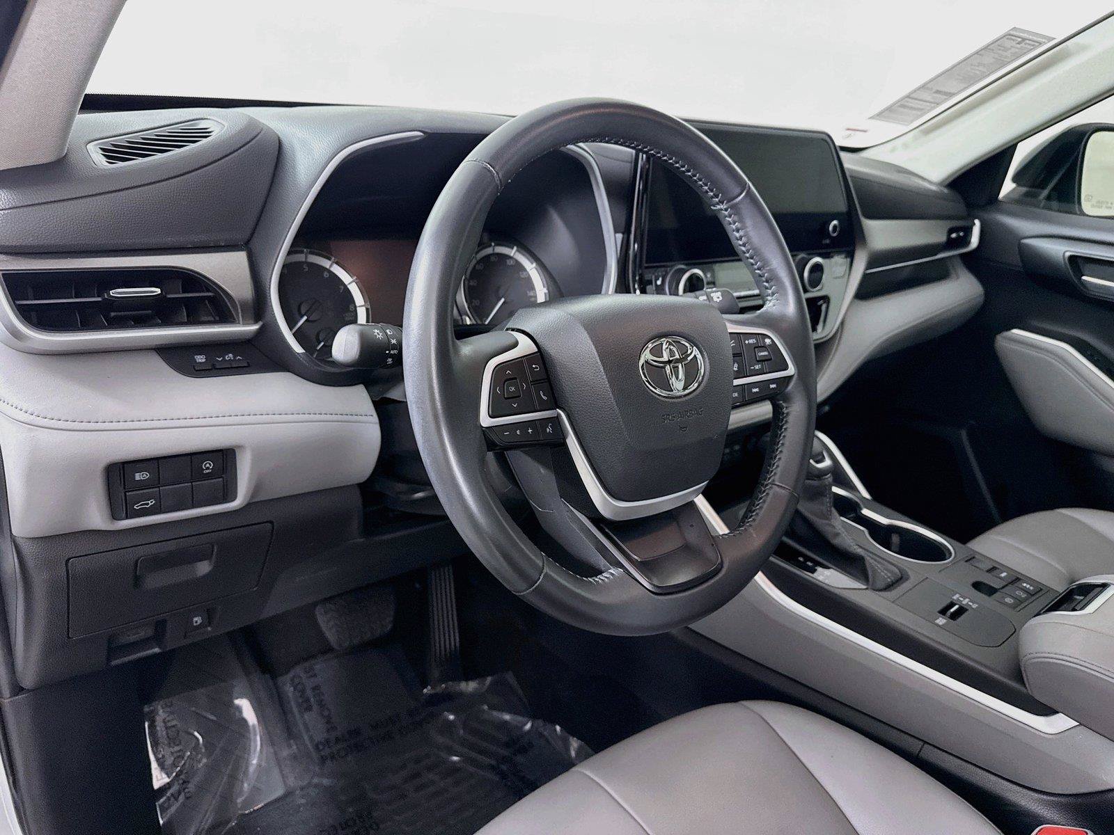 Used 2023 Toyota Highlander XLE FWD image 4