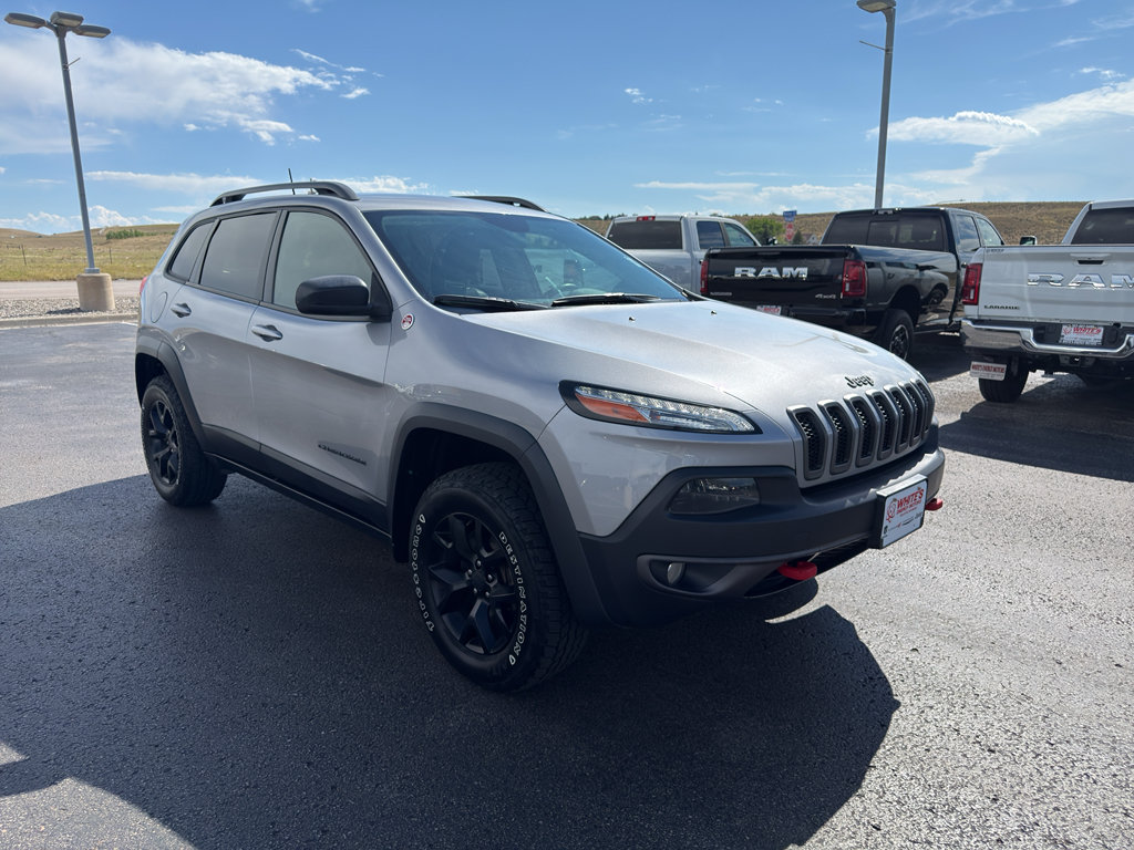 Used 2017 Jeep Cherokee Trailhawk w/ Cold Weather Group AWD/4WD image 3