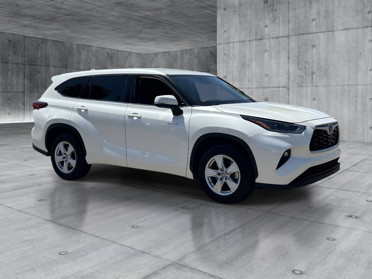 Used 2021 Toyota Highlander LE FWD image 7