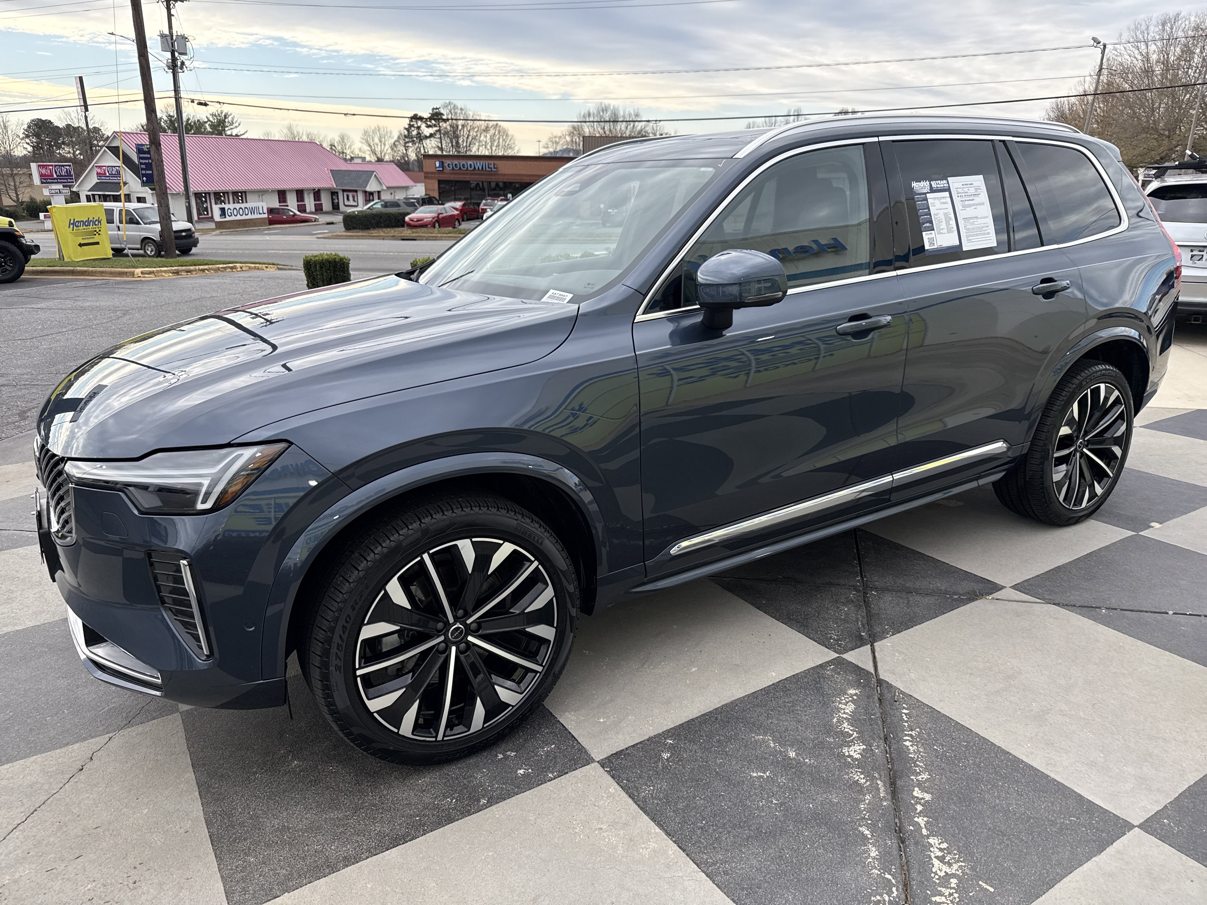 Used 2025 Volvo XC90 B6 Plus image 5