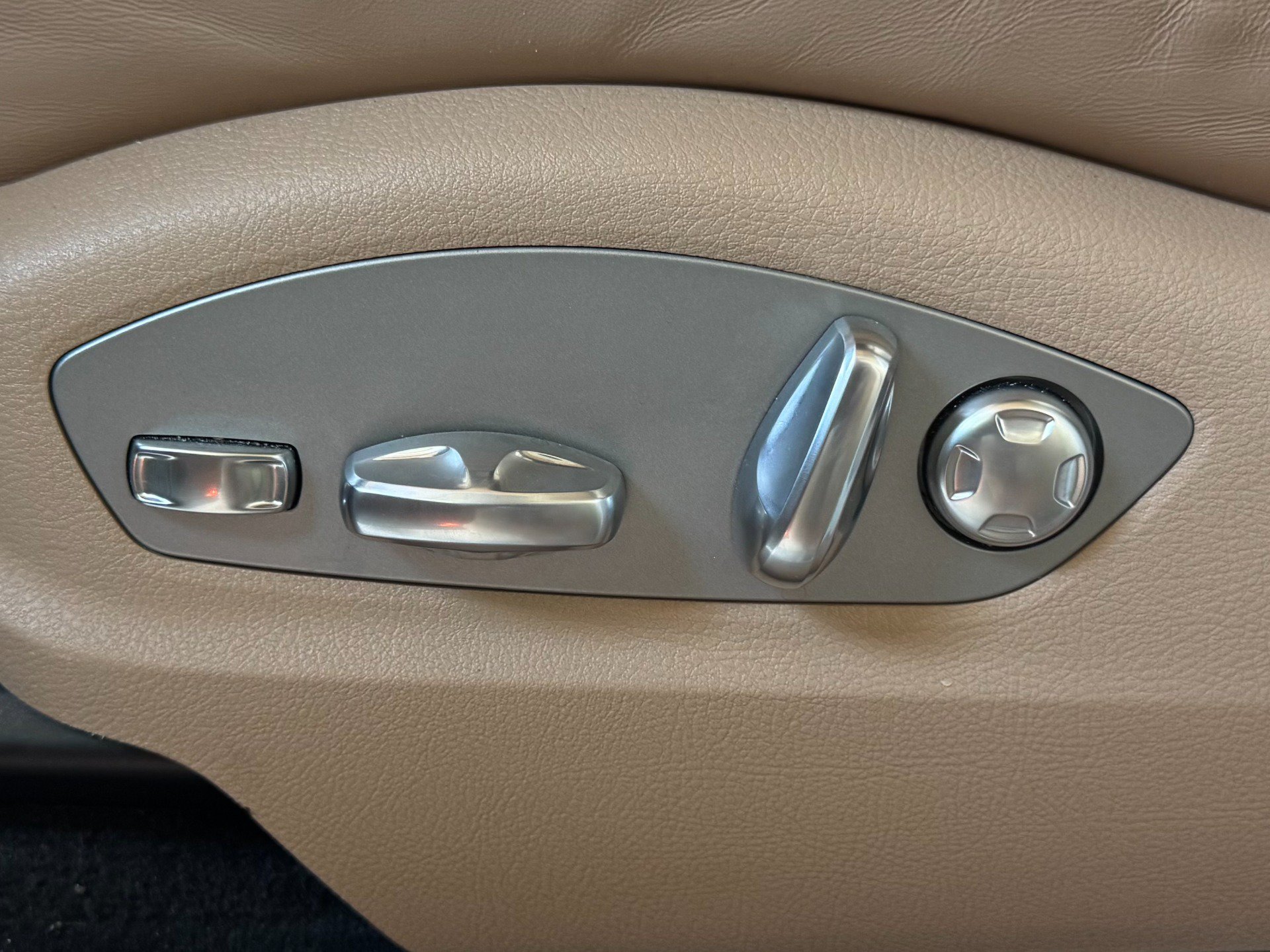Used 2024 Porsche Macan AWD/4WD image 62