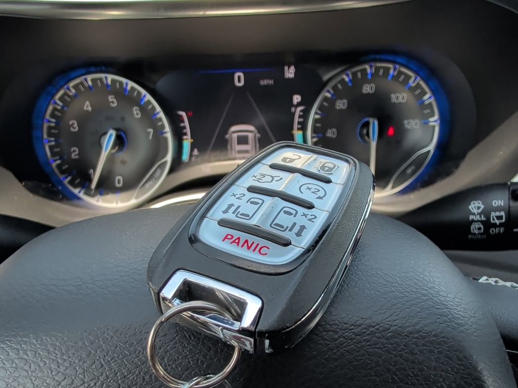Used 2025 Chrysler Pacifica Limited FWD image 28
