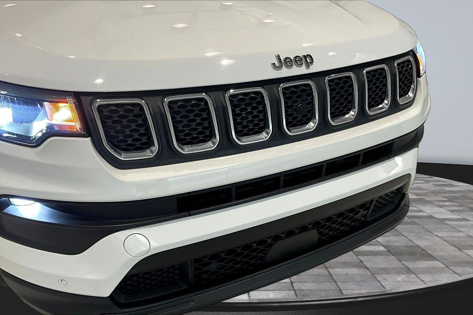 Used 2023 Jeep Compass Latitude AWD/4WD image 32