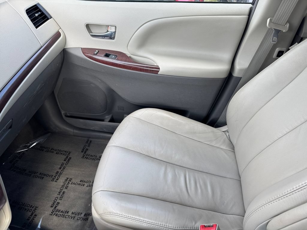 Used 2012 Toyota Sienna XLE AWD/4WD image 30