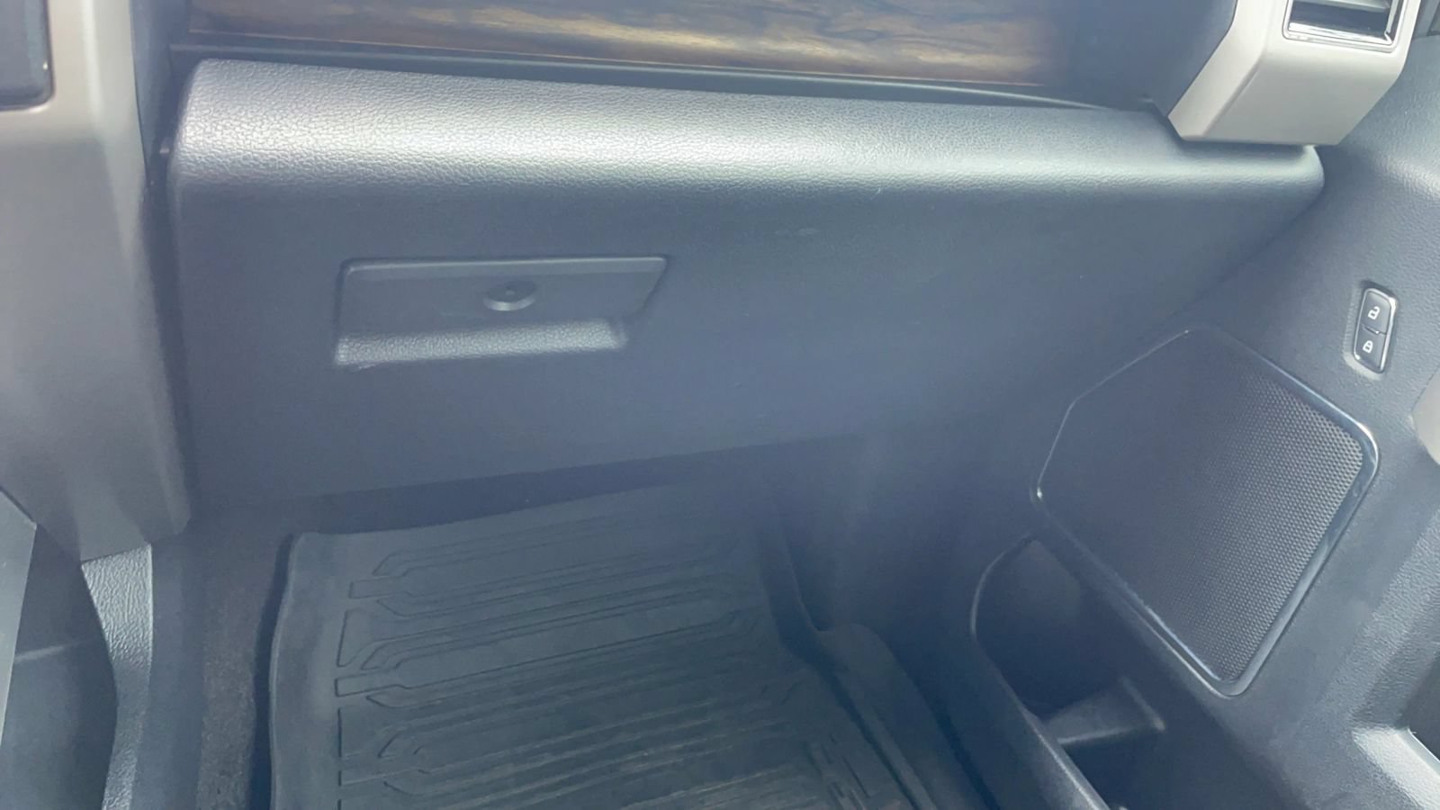 Used 2019 Ford F150 Lariat w/ Equipment Group 502A Luxury AWD/4WD image 16