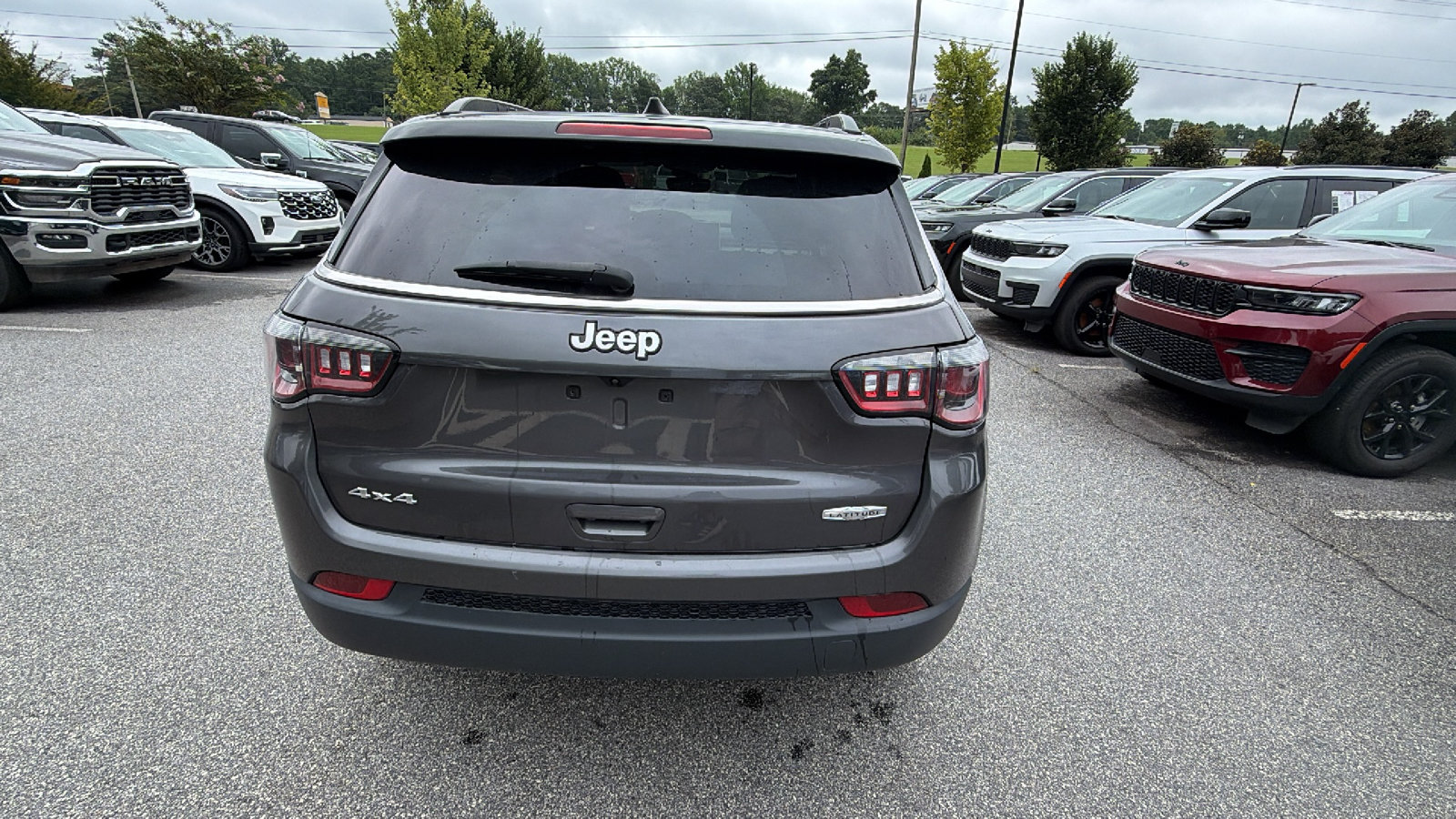 Used 2024 Jeep Compass Latitude AWD/4WD image 8