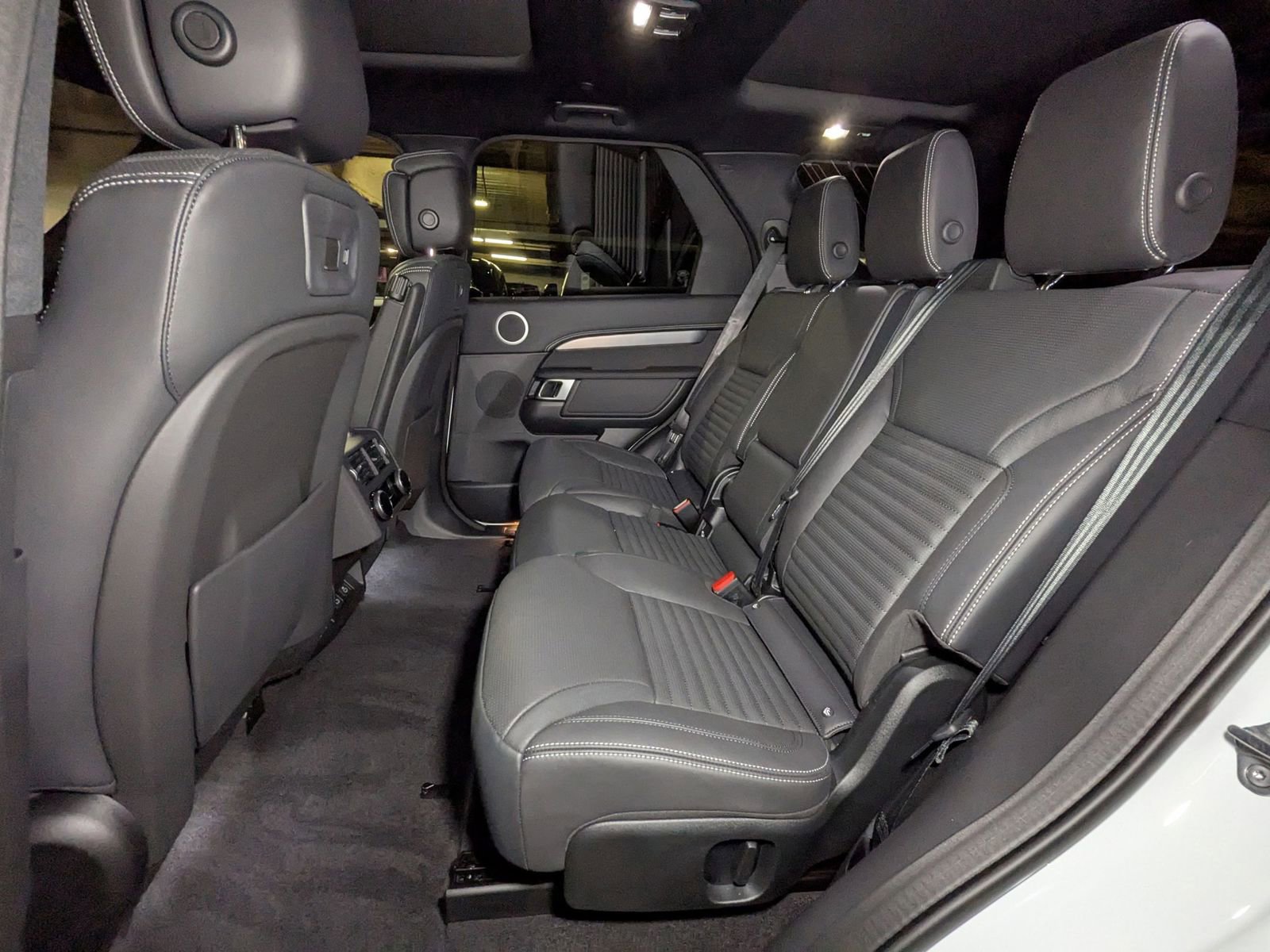 New 2025 Land Rover Discovery Dynamic SE image 16