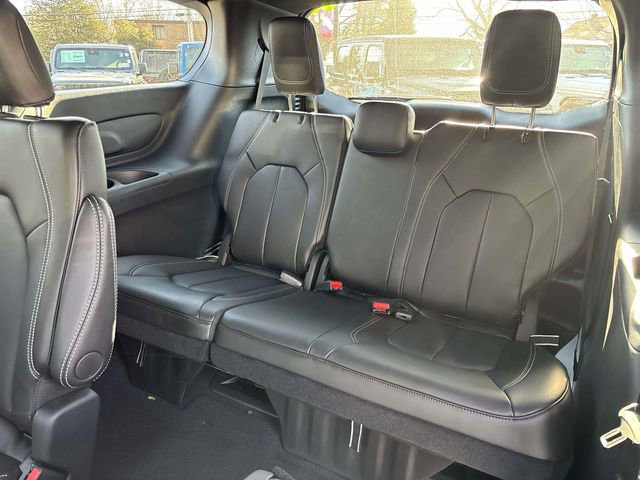 New 2026 Chrysler Pacifica Select image 9