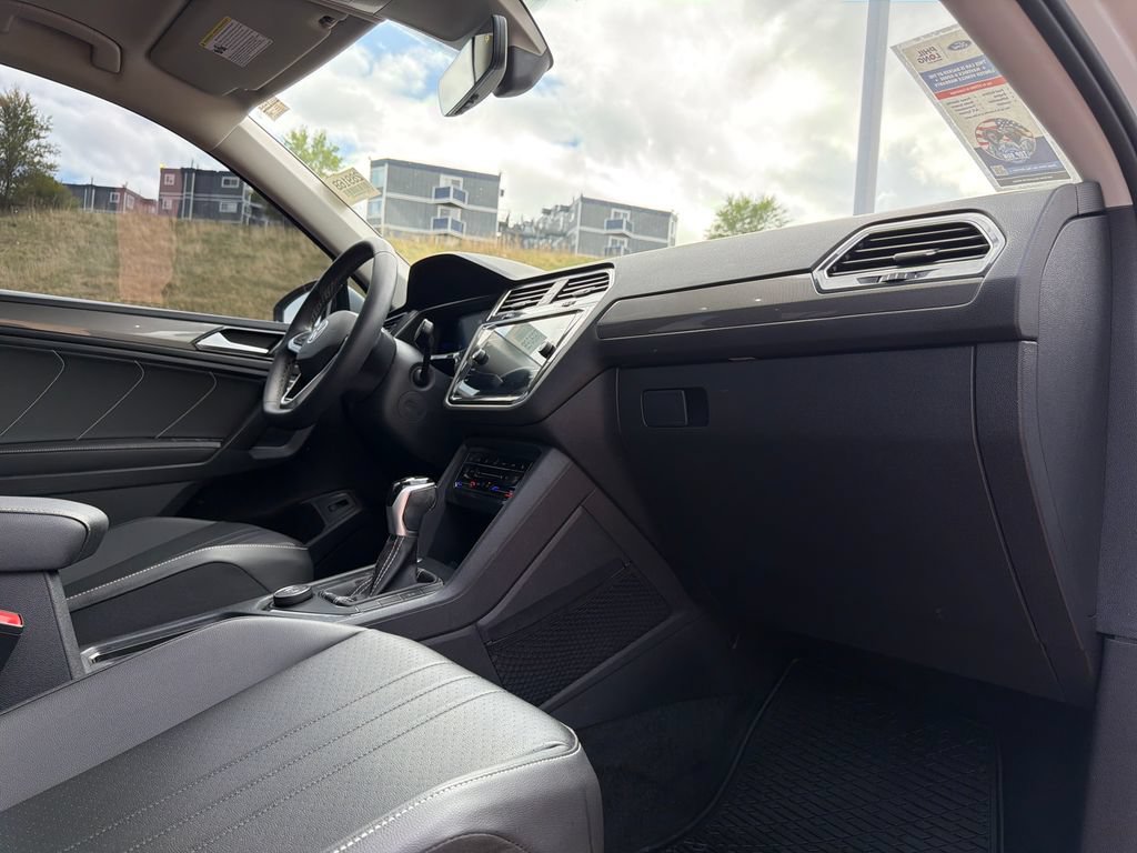 Used 2022 Volkswagen Tiguan SE AWD/4WD image 34