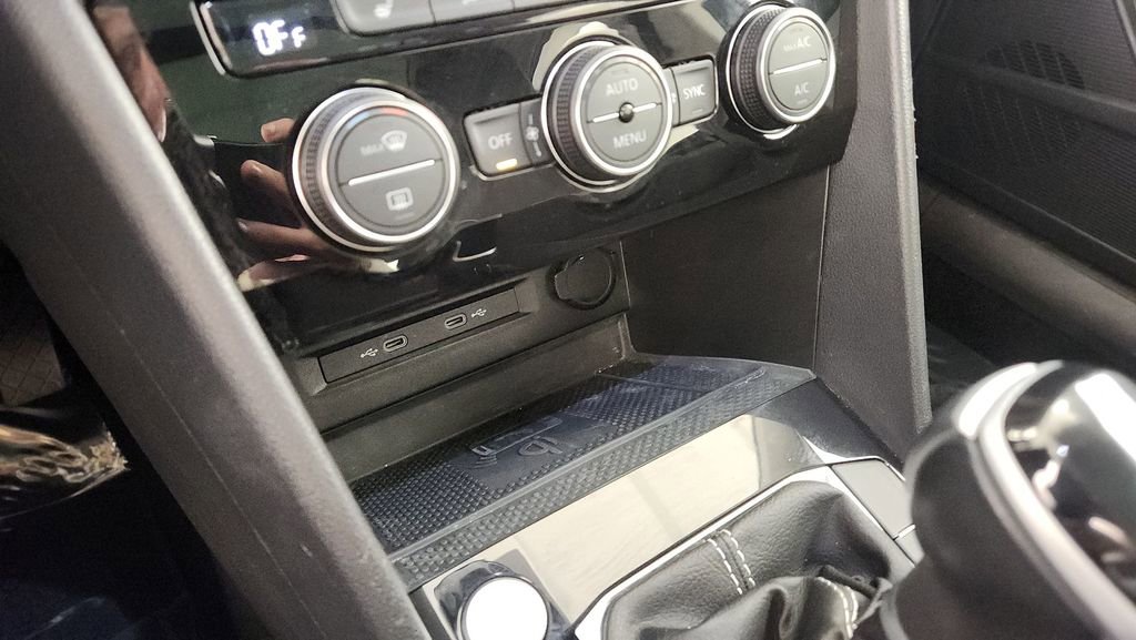 Used 2024 Volkswagen Taos SE w/ Panoramic Sunroof Package image 18