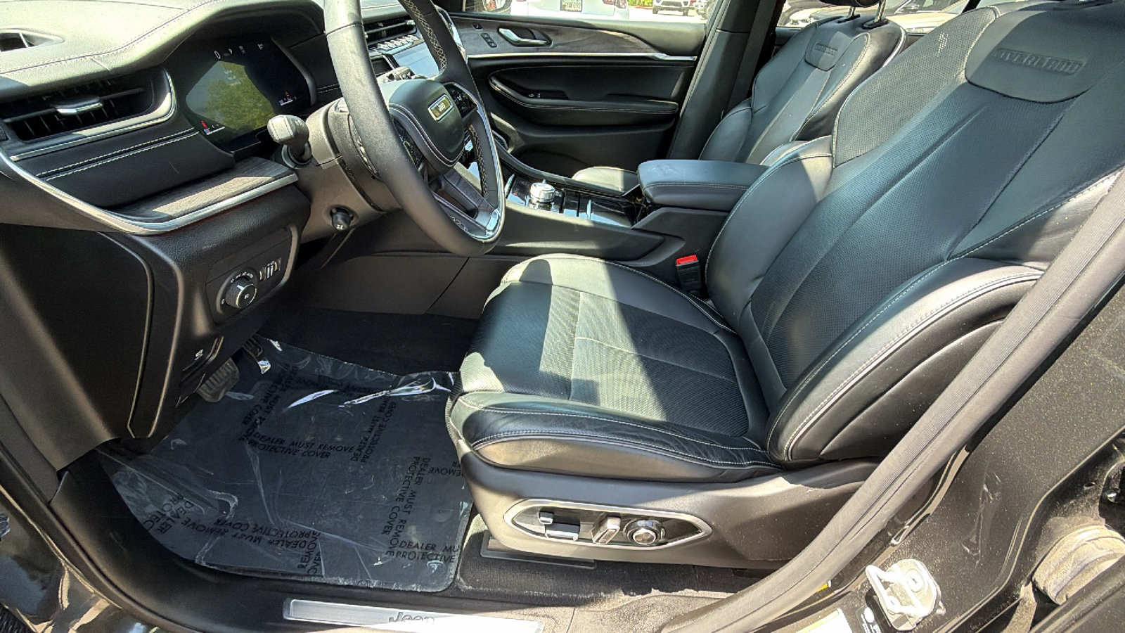 Used 2025 Jeep Grand Cherokee Overland w/ Luxury Tech Group IV AWD/4WD image 16