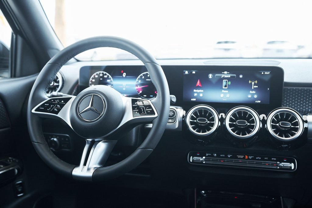 Used 2025 Mercedes-Benz GLB 250 4MATIC w/ Exclusive Package image 35