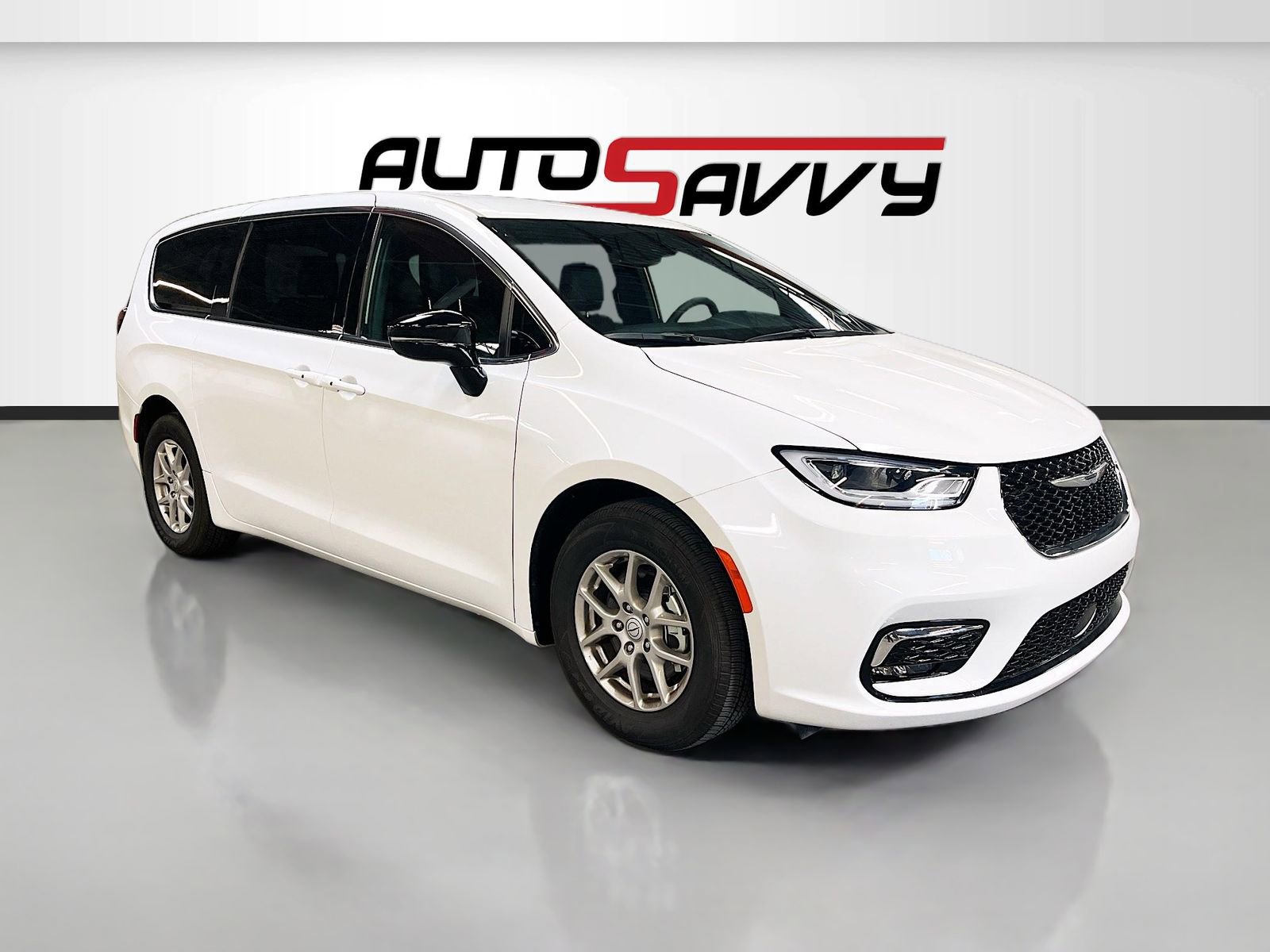 Used 2026 Chrysler Pacifica Select image 1