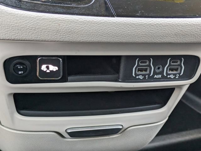 Used 2023 Chrysler Pacifica Touring-L FWD image 33