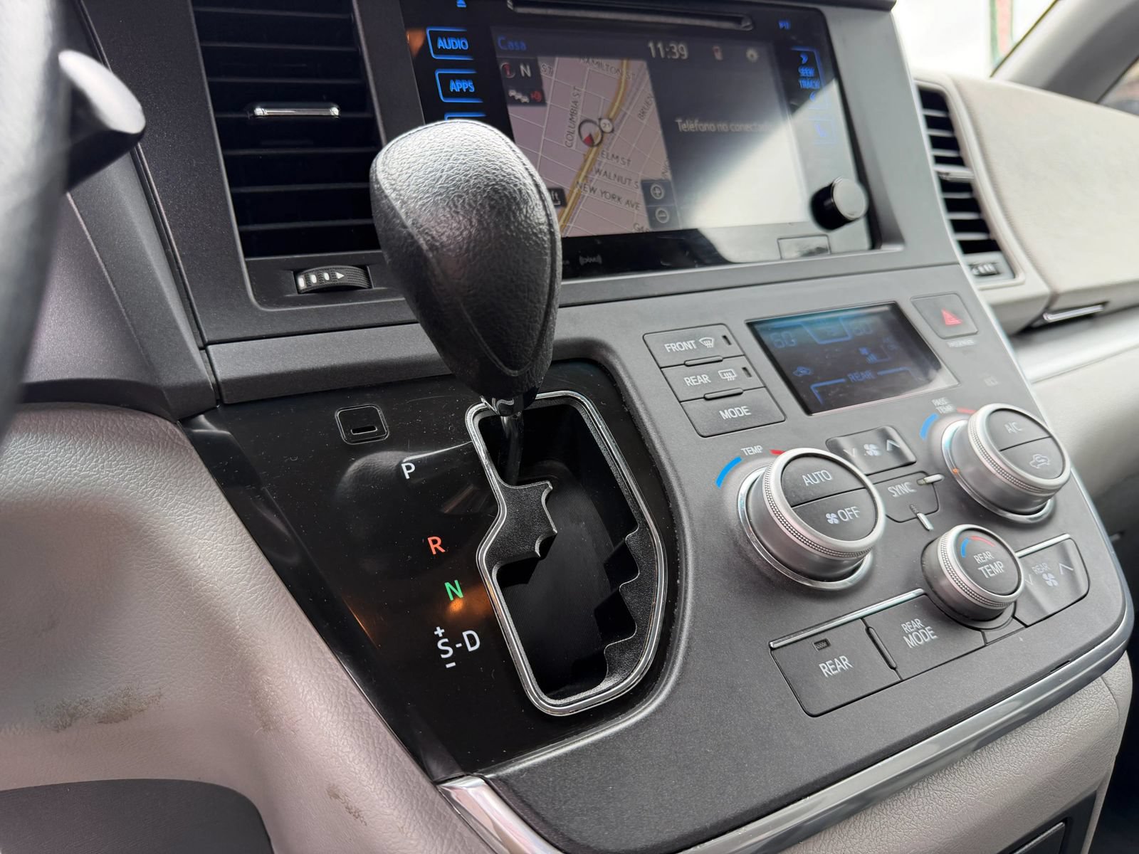 Used 2015 Toyota Sienna LE FWD image 14
