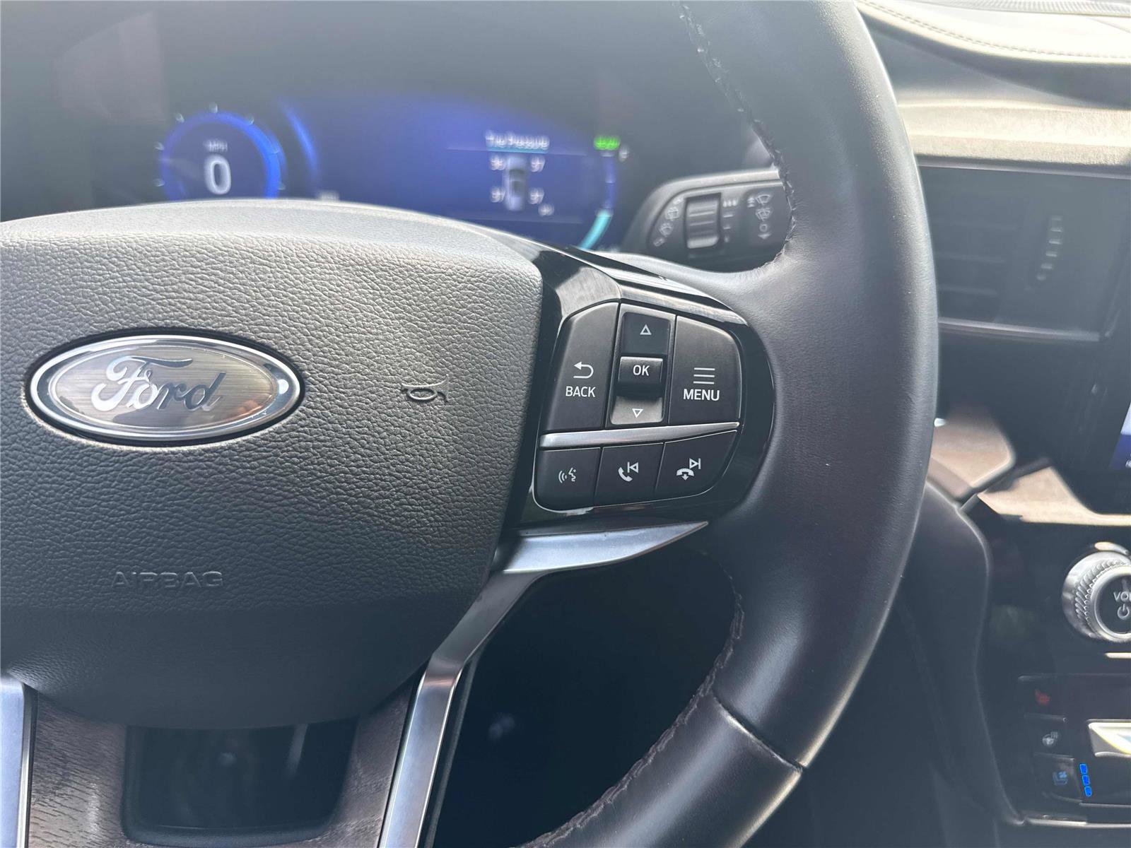 Used 2022 Ford Explorer Platinum w/ Technology Package AWD/4WD image 19